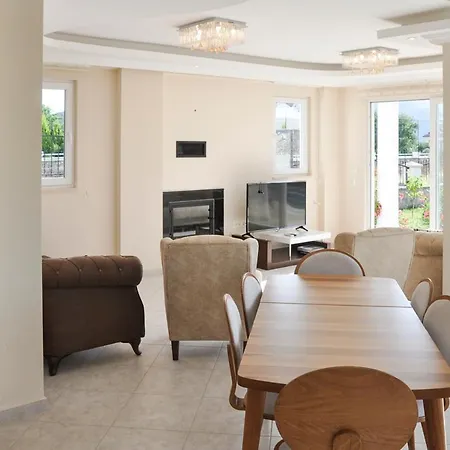 Sleeps 8 Pool Air Con Wifi Villa