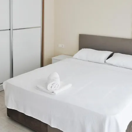 Sleeps 8 Pool Air Con Wifi *